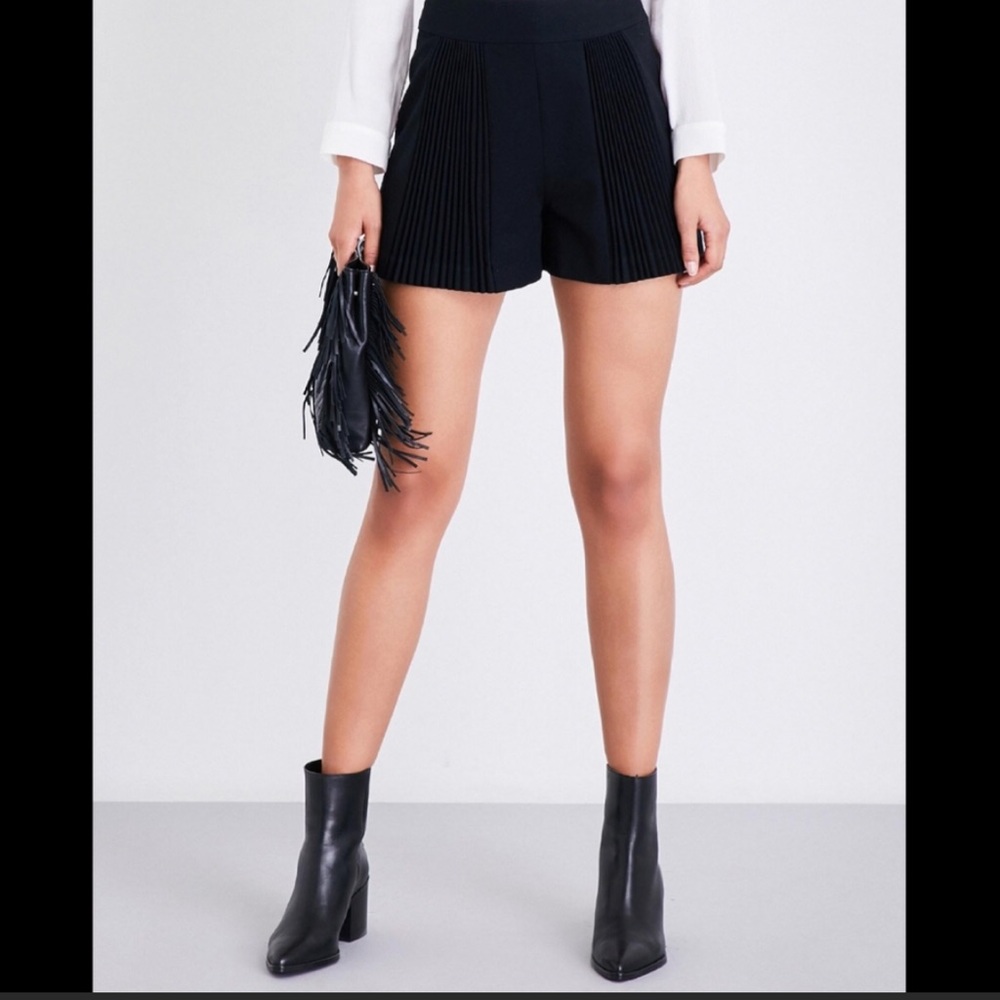 BRAND NEW- with tags Make Shorts Avec Plisse